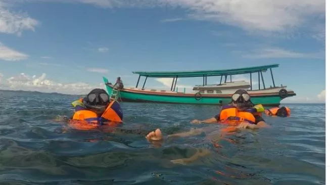 Belitung, sebuah pulau yang terletak di sebelah timur Sumatera, Indonesia, dikenal dengan keindahan alamnya yang memukau, mulai dari pantai dengan pasir putih hingga formasi batu granit yang unik. Seiring dengan pulihnya sektor pariwisata pasca-pandemi, pemerintah Indonesia telah mengumumkan kebijakan baru yang memudahkan akses bagi wisatawan, termasuk menghapus kewajiban untuk melakukan tes PCR dan antigen sebelum perjalanan. Hal ini diprediksi akan mendatangkan peningkatan signifikan terhadap jumlah wisatawan yang berkunjung ke Belitung. Artikel ini akan membahas dampak dari kebijakan ini terhadap pariwisata Belitung, potensi ekonomi yang akan muncul, serta langkah-langkah yang perlu diambil untuk memaksimalkan keuntungan dari lonjakan wisatawan tersebut. 1. Kebijakan Baru dan Dampaknya Terhadap Sektor Pariwisata Penghapusan kewajiban tes PCR dan antigen bagi wisatawan ke Belitung merupakan langkah signifikan yang diambil oleh pemerintah untuk mendorong kembali pertumbuhan sektor pariwisata. Kebijakan ini bertujuan untuk mengurangi hambatan bagi wisatawan yang ingin mengunjungi berbagai destinasi wisata di pulau tersebut. Sebelumnya, banyak wisatawan yang merasa ragu dan terbebani dengan syarat tes yang cukup mahal dan memakan waktu. Dengan menghilangkan syarat ini, diharapkan wisatawan akan lebih leluasa dalam merencanakan perjalanan mereka. Dampak langsung dari kebijakan ini adalah peningkatan jumlah kunjungan wisatawan domestik maupun internasional. Wisatawan domestik, terutama dari pulau-pulau terdekat seperti Jawa dan Sumatera, dapat dengan mudah merencanakan perjalanan tanpa harus memikirkan biaya dan waktu yang diperlukan untuk melakukan tes. Wisatawan internasional yang sebelumnya merasa khawatir dengan kebijakan ketat juga akan lebih tertarik untuk berkunjung. Dalam jangka panjang, peningkatan jumlah wisatawan ini akan membawa dampak positif bagi ekonomi lokal Belitung. Banyak sektor yang akan merasakan manfaatnya, mulai dari akomodasi, restoran, hingga penyedia layanan tour guide. Dengan meningkatnya pendapatan dari sektor pariwisata, diharapkan bisa tercipta kesempatan kerja baru bagi masyarakat setempat. 2. Peningkatan Akomodasi dan Infrastruktur Dengan diprediksinya peningkatan jumlah wisatawan ke Belitung, persiapan infrastruktur dan akomodasi menjadi hal yang krusial. Hotel, penginapan, dan resort perlu memperhitungkan kapasitas mereka untuk menampung peningkatan jumlah tamu. Proyek pembangunan dan renovasi infrastruktur akomodasi harus dipercepat agar bisa memenuhi kebutuhan wisatawan yang datang. Peningkatan infrastruktur tidak hanya terbatas pada akomodasi, tetapi juga mencakup transportasi dan aksesibilitas ke tempat-tempat wisata. Peningkatan jalan, penyediaan transportasi umum yang lebih baik, serta pengembangan infrastruktur pendukung seperti toilet umum dan area parkir harus menjadi perhatian utama. Dengan infrastruktur yang baik, wisatawan akan merasa lebih nyaman dan aman saat menjelajahi keindahan Belitung. Selain itu, pengembangan teknologi dalam pemesanan akomodasi dan layanan tur juga harus dipertimbangkan. Aplikasi pemesanan yang memudahkan wisatawan untuk menemukan tempat menginap dan aktivitas di Belitung dapat meningkatkan pengalaman wisata mereka. Hal ini menjadi penting agar wisatawan merasa puas dan ingin kembali berkunjung di masa mendatang. 3. Promosi dan Pemasaran Destinasi Wisata Setelah kebijakan penghapusan tes PCR dan antigen, langkah selanjutnya yang perlu diambil oleh pemerintah dan pihak terkait adalah meningkatkan upaya promosi dan pemasaran destinasi wisata Belitung. Berbagai strategi pemasaran digital perlu diterapkan untuk menjangkau audiens yang lebih luas. Media sosial, situs web, dan platform online lainnya merupakan alat yang efektif untuk mempromosikan keindahan Belitung kepada calon wisatawan. Kampanye promosi dapat menyoroti keindahan alam Belitung, budaya lokal, serta berbagai kegiatan menarik yang bisa dilakukan di pulau ini. Selain itu, kolaborasi dengan influencer dan travel blogger dapat membantu memperkenalkan Belitung ke audiens yang lebih luas dan meningkatkan daya tarik wisatawan. Penting juga untuk mengembangkan paket wisata yang menarik, baik untuk wisatawan individu maupun kelompok. Paket-paket ini bisa mencakup berbagai aktivitas, seperti snorkeling, tur ke pulau-pulau kecil, dan pengalaman kuliner lokal. Dengan menawarkan pengalaman yang bervariasi, wisatawan akan lebih tertarik untuk mengunjungi Belitung. 4. Tantangan dan Solusi untuk Mengelola Lonjakan Wisatawan Meskipun kebijakan penghapusan tes PCR dan antigen membawa banyak peluang, terdapat beberapa tantangan yang perlu dihadapi. Lonjakan jumlah wisatawan dapat menimbulkan masalah seperti kemacetan, pencemaran lingkungan, dan potensi konflik antara wisatawan dan masyarakat lokal. Oleh karena itu, pengelolaan yang baik sangat diperlukan untuk menjaga keberlanjutan pariwisata di Belitung. Salah satu solusi yang bisa diterapkan adalah pengaturan waktu kunjungan dan kapasitas pengunjung di tempat-tempat wisata populer. Pemerintah dan pihak terkait harus bekerja sama untuk memastikan bahwa tidak ada destinasi wisata yang terlalu penuh, sehingga wisatawan tetap dapat menikmati pengalaman mereka dengan nyaman. Selain itu, edukasi kepada masyarakat lokal tentang pentingnya menjaga lingkungan dan berinteraksi dengan wisatawan dengan baik juga sangat krusial. Mengembangkan program pelatihan untuk masyarakat setempat agar mereka dapat terlibat dalam sektor pariwisata juga akan memberikan manfaat ekonomi dan sosial bagi komunitas lokal.