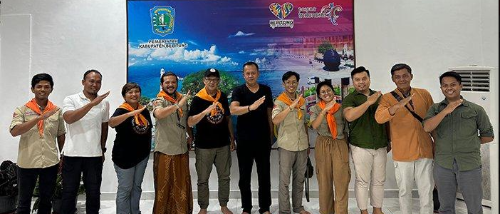 Belitung, sebuah pulau yang terletak di Laut Cina Selatan, dikenal akan keindahan alamnya yang memukau dan kekayaan budaya yang beragam. Dalam upaya mempromosikan potensi wisata dan memelihara kearifan lokal, Tim Dayung Jelajah Nusantara berencana untuk menjelajahi pulau ini melalui ekspedisi yang penuh semangat. Sebelum memulai petualangan tersebut, tim ini bertemu dengan Penjabat (Pj) Bupati Belitung untuk mendiskusikan rencana, harapan, dan dukungan yang diperlukan untuk keberhasilan ekspedisi. Pertemuan ini menjadi langkah awal yang penting, tidak hanya bagi tim, tetapi juga bagi pengembangan pariwisata di daerah tersebut. Dalam artikel ini, kita akan membahas lebih dalam tentang tim, tujuan ekspedisi, pertemuan dengan Pj Bupati, dan harapan untuk masa depan pariwisata Belitung. 1. Siapa Tim Dayung Jelajah Nusantara? Tim Dayung Jelajah Nusantara merupakan kumpulan individu yang terdiri dari berbagai latar belakang, mulai dari pecinta alam, atlet dayung, hingga penggiat pariwisata. Mereka memiliki misi untuk mengeksplorasi keindahan alam Indonesia secara langsung melalui kegiatan dayung. Dengan menggunakan perahu tradisional, tim ini bertujuan untuk menyusuri pantai dan pulau-pulau kecil yang mungkin belum terjamah oleh wisatawan. Tim ini dibentuk sebagai respon terhadap kebutuhan untuk mempromosikan keindahan alam Indonesia dan meningkatkan kesadaran masyarakat akan pentingnya pelestarian lingkungan. Setiap anggota tim memiliki keterampilan dan pengalaman yang berbeda, namun semuanya memiliki satu visi yang sama: menjadikan Indonesia, khususnya Belitung, sebagai destinasi wisata unggulan. Mereka juga ingin mengedukasi masyarakat tentang pentingnya menjaga lingkungan dan keanekaragaman hayati. Dalam persiapan mereka, Tim Dayung Jelajah Nusantara telah melakukan berbagai latihan untuk memastikan kemampuan fisik dan keterampilan navigasi mereka. Pelatihan ini tidak hanya bertujuan untuk meningkatkan ketahanan fisik, tetapi juga untuk membangun kerja sama tim yang solid. Melalui pengalaman ini, mereka berharap dapat memberikan inspirasi kepada generasi muda untuk lebih mencintai alam dan berkontribusi dalam pelestariannya. 2. Tujuan Ekspedisi Jelajahi Pulau Belitung Ekspedisi Jelajahi Pulau Belitung memiliki tujuan yang jelas, yaitu untuk mengeksplorasi, mendokumentasikan, dan mempromosikan keindahan alam serta budaya lokal. Dengan menggunakan dayung sebagai alat transportasi utama, tim ini berharap dapat lebih dekat dengan alam, menikmati momen-momen berharga, serta mendengarkan kisah-kisah dari masyarakat lokal yang mereka temui. Salah satu tujuan utama dari ekspedisi ini adalah untuk menggali potensi wisata yang ada di Belitung. Pulau ini terkenal dengan pantainya yang berpasir putih, batu granit yang unik, dan bawah laut yang menakjubkan. Namun, masih banyak tempat yang belum dikenal oleh wisatawan, dan tim ini ingin mengeksplorasi lokasi-lokasi tersebut. Melalui dokumentasi yang mereka lakukan, diharapkan informasi mengenai tempat-tempat indah ini dapat tersebar dan menarik minat wisatawan untuk berkunjung. Selain itu, ekspedisi ini juga bertujuan untuk meningkatkan kesadaran akan pentingnya pelestarian lingkungan. Dalam setiap kegiatan, tim akan mengajak masyarakat untuk berpartisipasi dalam menjaga kebersihan dan keberlangsungan ekosistem. Mereka merencanakan berbagai kegiatan edukatif yang melibatkan anak-anak sekolah dan komunitas setempat, sehingga dapat membangun komitmen bersama dalam menjaga keindahan alam Belitung. 3. Pertemuan dengan Pj Bupati Belitung Sebelum memulai ekspedisi, Tim Dayung Jelajah Nusantara mengadakan pertemuan dengan Penjabat Bupati Belitung. Pertemuan ini dilaksanakan sebagai bentuk dukungan dari pemerintah daerah terhadap kegiatan yang dilakukan tim. Dalam suasana penuh keakraban, tim menyampaikan rencana mereka dan berharap mendapatkan dukungan dari pemerintah. Pj Bupati Belitung menyambut baik inisiatif tersebut dan memberikan apresiasi yang tinggi terhadap upaya tim dalam mempromosikan pariwisata serta pelestarian lingkungan. Ia menekankan betapa pentingnya kolaborasi antara pemerintah dan masyarakat untuk mengembangkan potensi wisata di daerah ini. Dalam pertemuan tersebut, Pj Bupati juga memberikan beberapa masukan berharga mengenai tempat-tempat yang sebaiknya dikunjungi, serta hal-hal yang perlu diperhatikan selama perjalanan. Lebih jauh, Pj Bupati menyatakan bahwa pemerintah daerah siap memberikan dukungan, baik dari segi logistik maupun izin yang diperlukan untuk melaksanakan ekspedisi. Ini merupakan kabar baik bagi tim, karena dukungan semacam ini sangat penting untuk kelancaran kegiatan mereka. Pertemuan tersebut menegaskan bahwa kegiatan ini tidak hanya merupakan tanggung jawab tim, tetapi juga merupakan tanggung jawab bersama untuk mengembangkan pariwisata di Belitung. 4. Harapan untuk Masa Depan Pariwisata Belitung Setelah pertemuan dengan Pj Bupati, harapan untuk masa depan pariwisata Belitung semakin menguat. Tim Dayung Jelajah Nusantara percaya bahwa ekspedisi ini akan memberikan dampak positif tidak hanya bagi mereka sendiri, tetapi juga bagi masyarakat dan daerah sekitar. Melalui kegiatan ini, mereka berharap dapat menarik perhatian wisatawan domestik maupun internasional untuk mengunjungi Belitung. Salah satu harapan terbesar adalah agar masyarakat lokal dapat merasakan manfaat dari pariwisata yang berkembang. Dengan meningkatnya kunjungan wisatawan, diharapkan ada peningkatan ekonomi lokal yang signifikan. Masyarakat bisa membuka usaha-usaha kecil, seperti homestay, restoran, atau penjual cendera mata yang dapat menambah penghasilan keluarga. Di sisi lain, tim juga berharap agar kesadaran masyarakat tentang pentingnya menjaga lingkungan semakin meningkat. Dengan banyaknya wisatawan yang berkunjung, tantangan dalam menjaga kebersihan dan kelestarian alam akan semakin besar. Oleh karena itu, sinergi antara pemerintah, masyarakat, dan wisatawan sangat diperlukan. Ekspedisi ini bukan hanya sekadar perjalanan fisik, tetapi juga merupakan perjalanan spiritual untuk memahami dan menghargai kekayaan alam dan budaya Belitung. Semoga kehadiran Tim Dayung Jelajah Nusantara dapat memberikan inspirasi bagi banyak orang untuk mencintai alam dan berkontribusi dalam pelestariannya.