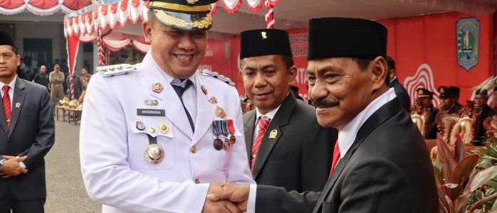 Peringatan Hari Ulang Tahun (HUT) Kemerdekaan Republik Indonesia adalah momen yang sangat penting bagi seluruh rakyat Indonesia. Di Belitung, perayaan ini selalu diwarnai dengan berbagai acara yang menggugah semangat nasionalisme. Salah satu tradisi yang menarik perhatian adalah pemberian Pin Satam Emas sebagai simbol penghargaan kepada individu-individu yang telah memberikan kontribusi nyata bagi masyarakat dan daerah. Pada tahun ini, beberapa sosok penerima Pin Satam Emas mencakup mantan bupati dan tokoh lokal yang berpengaruh. Artikel ini akan membahas lima sosok penerima Pin Satam Emas tersebut, serta kontribusi yang telah mereka berikan untuk Belitung dan bangsa Indonesia. 1. Mantan Bupati Belitung: Drs. H. Yazid Mahfud Drs. H. Yazid Mahfud adalah sosok yang tak asing bagi masyarakat Belitung. Selama menjabat sebagai Bupati, beliau dikenal sebagai pemimpin yang visioner dan akomodatif. Di bawah kepemimpinannya, Belitung mengalami banyak perubahan signifikan, terutama dalam hal ekonomi dan pendidikan. Yazid Mahfud memiliki komitmen kuat untuk meningkatkan kualitas pendidikan di daerahnya dengan menjalin kerjasama dengan berbagai lembaga pendidikan dan pemerintah pusat. Salah satu program unggulan yang dicanangkan adalah pengembangan sekolah-sekolah berbasis teknologi. Hal ini bertujuan untuk mempersiapkan generasi muda Belitung agar lebih kompetitif di era globalisasi. Selain itu, beliau juga sangat perhatian terhadap sektor pariwisata. Di bawah kepemimpinannya, Belitung mulai dikenal sebagai destinasi pariwisata yang menarik, berkat promosi yang masif terhadap keindahan alam dan budaya lokal. Yazid Mahfud tidak hanya berfokus pada pembangunan fisik, tetapi juga meningkatkan kesejahteraan masyarakat melalui program-program pemberdayaan ekonomi. Ia aktif mendorong masyarakat untuk mengembangkan usaha kecil dan menengah, sehingga dapat meningkatkan pendapatan lokal. Semua pencapaian ini menjadikannya layak menerima Pin Satam Emas sebagai bentuk pengakuan atas dedikasinya. 2. Tokoh Perempuan Inspiratif: Hj. Aida Mardiah Hj. Aida Mardiah adalah seorang tokoh perempuan yang patut dicontoh. Beliau telah menjadi panutan bagi banyak wanita di Belitung, baik dalam bidang pendidikan maupun sosial. Sebagai pendiri lembaga pendidikan dan pelatihan bagi perempuan, Aida berusaha memberdayakan kaum hawa agar memiliki keterampilan dan pengetahuan yang memadai untuk berkontribusi dalam pembangunan daerah. Salah satu program yang diusungnya adalah pelatihan keterampilan menjahit dan kerajinan tangan. Program ini tidak hanya memberikan bekal keterampilan, tetapi juga membuka peluang usaha bagi para peserta. Aida juga aktif dalam kegiatan sosial, seperti membantu masyarakat yang kurang mampu dan mendukung berbagai kegiatan keagamaan. Melalui semua usaha ini, Hj. Aida Mardiah telah berhasil membuktikan bahwa perempuan memiliki peran penting dalam pembangunan masyarakat. Pemberian Pin Satam Emas kepadanya adalah pengakuan atas perjuangan dan dedikasinya. 3. Aktivis Lingkungan: Bapak Rizal Effendi Di era yang semakin modern, kesadaran akan lingkungan menjadi hal yang krusial. Bapak Rizal Effendi merupakan aktivis lingkungan yang sangat peduli terhadap kondisi alam di Belitung. Melalui berbagai program dan kampanye, ia berusaha menyebarkan kesadaran akan pentingnya menjaga lingkungan, terutama terkait isu-isu seperti pencemaran dan deforestasi. Rizal telah memimpin berbagai aksi bersih-bersih pantai dan penghijauan di kawasan kritis. Selain itu, ia juga aktif dalam menyuarakan perlunya penegakan hukum terhadap pelanggaran lingkungan. Kontribusi Rizal dalam menjaga ekosistem Belitung sangat signifikan, mengingat daerah ini memiliki kekayaan alam yang luar biasa. Dengan segala usaha dan dedikasinya, Rizal Effendi layak menerima Pin Satam Emas sebagai bentuk apresiasi atas perhatiannya terhadap lingkungan. 4. Seniman Budaya: Bapak Joko Santoso Budaya merupakan salah satu aset penting bagi suatu daerah. Bapak Joko Santoso adalah seorang seniman yang telah berkontribusi besar dalam melestarikan dan mengembangkan seni budaya Belitung. Melalui berbagai pertunjukan dan festival seni, Joko berhasil menarik perhatian banyak orang untuk lebih mengenal budaya lokal. Ia juga aktif mengajarkan seni tradisional kepada generasi muda, agar nilai-nilai budaya tidak terlupakan. Dengan dedikasi yang tinggi, Joko telah menciptakan berbagai karya seni yang menggambarkan kekayaan budaya Belitung. Pemberian Pin Satam Emas kepadanya adalah bentuk pengakuan atas usahanya dalam melestarikan budaya dan menjadikannya sebagai identitas daerah.