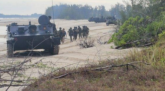 Latihan militer merupakan salah satu aspek penting dalam memelihara kesiapan dan profesionalisme pasukan. Baru-baru ini, Pasukan Marinir Tentara Nasional Indonesia Angkatan Laut (TNI AL) melaksanakan latihan penurunan kendaraan amfibi di Belitung. Kegiatan ini bertujuan untuk meningkatkan kemampuan operasional pasukan dalam menghadapi berbagai tantangan di medan pertempuran yang kompleks. Latihan ini tidak hanya berfokus pada teknik penurunan kendaraan, tetapi juga melibatkan berbagai aspek lain seperti taktik, strategi, dan kerja sama antarunit. Dalam artikel ini, kita akan membahas lebih dalam tentang latihan ini, termasuk tujuan, pelaksanaan, dan dampaknya terhadap kesiapan TNI AL. Tujuan Latihan Penurunan Kendaraan Amfibi Latihan penurunan kendaraan amfibi oleh Pasukan Marinir TNI AL memiliki beberapa tujuan strategis yang sangat penting. Pertama, latihan ini bertujuan untuk meningkatkan kemampuan teknis prajurit dalam menggunakan kendaraan amfibi. Kendaraan amfibi memiliki kemampuan untuk beroperasi di darat maupun di air, sehingga prajurit perlu dilatih untuk menguasai teknik penurunan dan pengoperasian kendaraan tersebut dalam berbagai kondisi. Dengan latihan ini, diharapkan prajurit dapat memahami betul fungsi dan batasan kendaraan amfibi yang mereka gunakan. Kedua, latihan ini juga bertujuan untuk meningkatkan kesiapan operasional dalam hal penggelaran pasukan. Dalam situasi konflik atau bencana alam, kemampuan untuk cepat dan efektif menurunkan pasukan dari kendaraan amfibi sangat penting. Latihan ini memberikan kesempatan bagi prajurit untuk berlatih dalam kondisi yang mendekati nyata, sehingga mereka dapat merespons dengan cepat dan tepat ketika dibutuhkan. Pengalaman ini sangat berharga, terutama dalam meningkatkan kepercayaan diri prajurit saat menghadapi situasi sulit. Ketiga, latihan ini bertujuan untuk memperkuat kerja sama antarunit di dalam TNI AL. Latihan multi-unit seperti ini mengharuskan setiap unit berkoordinasi dengan baik agar semua elemen dapat berfungsi secara optimal. Komunikasi yang baik dan saling memahami peran masing-masing unit sangat penting dalam mencapai tujuan latihan. Dengan berlatih bersama, prajurit akan lebih mengenal satu sama lain dan membangun sinergi yang diperlukan untuk melaksanakan misi secara efektif. Terakhir, latihan ini memiliki tujuan strategis dalam konteks pertahanan nasional. Dengan meningkatkan kemampuan dan kesiapan Pasukan Marinir, TNI AL dapat lebih siap menghadapi berbagai tantangan yang mungkin muncul di wilayah perairan Indonesia. Dalam konteks geopolitik yang semakin kompleks, kemampuan angkatan laut untuk beroperasi secara efektif menjadi semakin penting. Latihan semacam ini adalah langkah nyata dalam menjaga kedaulatan dan keamanan maritim Indonesia. Pelaksanaan Latihan Latihan penurunan kendaraan amfibi di Belitung dilaksanakan dengan melibatkan berbagai jenis kendaraan amfibi yang dimiliki oleh TNI AL. Pada pelaksanaan latihan, sejumlah peralatan dan alat bantu digunakan untuk memastikan bahwa proses penurunan kendaraan berjalan dengan aman dan efisien. Kegiatan ini dimulai dengan briefing yang dilakukan oleh para instruktur untuk memberikan pemahaman tentang tujuan dan prosedur yang akan dilakukan selama latihan. Prajurit diberikan penjelasan tentang teknik penurunan yang benar serta pentingnya keselamatan selama latihan. Setelah briefing, prajurit dibagi ke dalam kelompok-kelompok kecil untuk melakukan simulasi penurunan kendaraan amfibi. Setiap kelompok diharuskan untuk berlatih secara bergantian, dengan satu kelompok melakukan penurunan sementara kelompok lainnya mengamati dan memberikan umpan balik. Proses ini tidak hanya meningkatkan keterampilan teknis, tetapi juga melatih kemampuan analisis dan evaluasi antar prajurit. Umpan balik ini sangat berharga untuk memperbaiki teknik dan strategi yang digunakan selama latihan. Saat penurunan kendaraan dilakukan, para prajurit dihadapkan pada berbagai tantangan, seperti kondisi cuaca yang tidak menentu dan medan yang beragam. Hal ini memberikan pengalaman berharga bagi mereka untuk beradaptasi dan mengatasi situasi yang mungkin dihadapi di lapangan. Keberhasilan penurunan kendaraan amfibi sangat tergantung pada koordinasi yang baik di antara anggota kelompok. Dalam latihan ini, para prajurit belajar untuk saling mendukung dan bekerja sama dalam mencapai tujuan bersama. Setelah latihan penurunan selesai, dilakukan evaluasi menyeluruh untuk menganalisis keberhasilan dan tantangan yang dihadapi selama latihan. Para instruktur memberikan penilaian terhadap keterampilan dan kinerja setiap kelompok, serta memberikan rekomendasi untuk perbaikan di masa depan. Evaluasi ini merupakan bagian penting dari proses belajar, karena memberikan kesempatan bagi para prajurit untuk memahami apa yang telah mereka lakukan dengan baik dan area mana yang perlu ditingkatkan. Dampak Latihan Terhadap Kesiapan Pasukan Dampak dari latihan penurunan kendaraan amfibi ini terhadap kesiapan Pasukan Marinir TNI AL sangat signifikan. Pertama, latihan ini meningkatkan kepercayaan diri prajurit. Dengan berlatih secara intensif dalam situasi yang mendekati nyata, prajurit merasa lebih siap untuk menghadapi situasi di lapangan. Kepercayaan diri ini penting untuk membangun semangat juang dan profesionalisme yang tinggi di antara anggota pasukan. Dengan rasa percaya diri yang tinggi, prajurit lebih mampu mengambil keputusan yang tepat dan bertindak dengan cepat saat dibutuhkan. Kedua, latihan ini berkontribusi pada peningkatan kemampuan taktis dan strategis Pasukan Marinir. Dengan memahami teknik penurunan dan pengoperasian kendaraan amfibi secara mendalam, prajurit dapat merumuskan strategi yang lebih efektif dalam melaksanakan misi. Pengalaman yang diperoleh selama latihan juga dapat diaplikasikan dalam konteks yang lebih luas, seperti operasi gabungan dengan angkatan lain atau penanganan bencana alam. Keterampilan ini esensial dalam memperkuat posisi TNI AL sebagai kekuatan maritim yang profesional. Ketiga, latihan ini memberikan dampak positif terhadap kebersamaan dan solidaritas di antara prajurit. Melalui kerja sama yang terjalin selama latihan, prajurit belajar untuk saling percaya dan mendukung satu sama lain. Kebersamaan ini penting dalam membangun tim yang solid, di mana setiap anggota merasa bertanggung jawab untuk mencapai tujuan yang telah ditetapkan. Dalam konteks militer, solidaritas ini merupakan faktor kunci dalam keberhasilan suatu operasi. Terakhir, latihan ini juga menunjukkan komitmen TNI AL dalam menjaga kesiapan dan profesionalisme angkatan laut Indonesia. Dalam menghadapi berbagai tantangan keamanan di perairan nasional dan internasional, kemampuan untuk melakukan latihan secara rutin dan terencana sangat penting. Dengan melakukan latihan seperti ini, TNI AL menunjukkan bahwa mereka serius dalam mempersiapkan pasukan untuk melaksanakan tugas dan tanggung jawabnya dalam menjaga kedaulatan negara. Kesimpulan Latihan penurunan kendaraan amfibi yang dilaksanakan oleh Pasukan Marinir TNI AL di Belitung menunjukkan komitmen dan profesionalisme angkatan laut Indonesia dalam menjaga kesiapan operasional. Dengan tujuan yang jelas, pelaksanaan yang terencana, dan evaluasi yang mendalam, latihan ini memberikan dampak positif yang signifikan terhadap kemampuan dan keterampilan prajurit. Keberhasilan latihan ini tidak hanya meningkatkan kepercayaan diri prajurit, tetapi juga memperkuat solidaritas di antara mereka dan membentuk tim yang lebih efektif. Dalam konteks pertahanan nasional, latihan semacam ini memainkan peran penting dalam memastikan bahwa TNI AL siap menghadapi berbagai tantangan di masa depan.